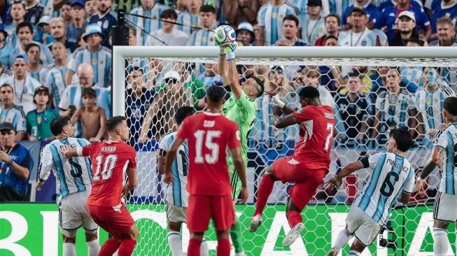 10 Trik Kotor Kiper Argentina Emiliano Martinez Bikin Publik Inggris Ketar-ketir [Instagram]