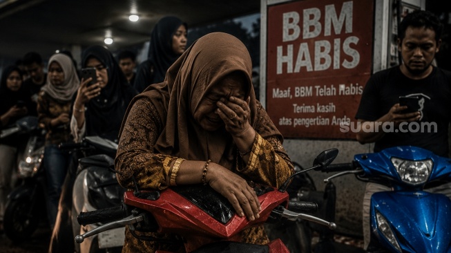 Ilustrasi seorang perempuan menangis karena BBM habis [Suara.com/HD diedit menggunakan AI]