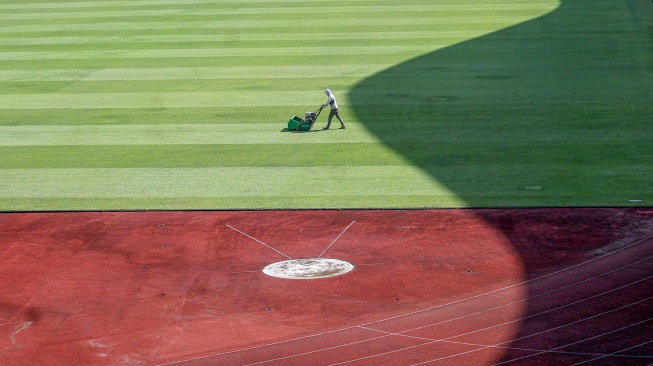 Pekerja merawat rumput lapangan Stadion Gelora Pakansari, di Kabupaten Bogor, Jawa Barat, Kamis (16/7/2026). [ANTARA FOTO/Yulius Satria Wijaya/YU]