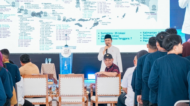Gus Ipul beserta Wakil Menteri Sosial Agus Jabo Priyono dan rombongan di SRT 78 Kabupaten Sragen. (Dok: Kemensos)