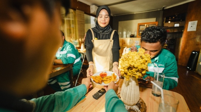 Nyala Cafe dikelola oleh 16 anggota UMKM lokal dan menyediakan aneka makanan dan minuman bagi Insan Harita. (Dok: Harita Nickel)