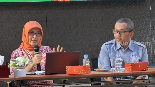 Guru Besar Departemen Gizi Universitas Indonesia (UI), Ratu Ayu Dewi Sartika (kiri) dalam acara diskusi yang digelar di Kantor BPDP Kemenkeu, Jakarta, Rabu (16/7/2026). [Suara.com/Dicky Prastya]