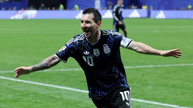 Lionel Messi menyindir para pengkritik usai membawa Argentina ke final Piala Dunia 2026. Ia menegaskan tiket final diraih lewat kerja keras, bukan bantuan FIFA. [FIFA]