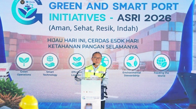 Penghargaan GSPI ASRI 2026 diserahkan langsung oleh Menteri Koordinator Bidang Pangan Zulkifli Hasan kepada Petrokimia Gresik dalam acara puncak GSPI ASRI 2026 di Dermaga C Petrokimia Gresik, Jawa Timur, Selasa (15/7/2026). Foto ist.