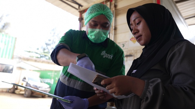 Dalfa Jouronga sedang berkoordinasi dengan staf catering perihal paket sayur mayur yang disuplai untuk pangan pegawai. (Dok: Harita Nickel)