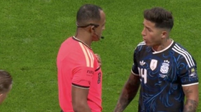 Tekel Brutal Enzo Fernandez Lolos Kartu Merah, Wasit Ismail Elfath Dikecam [Istimewa]