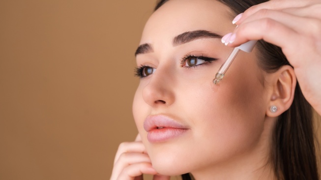 Ilustrasi memakai serum vitamin C terbaik untuk mencerahkan kulit wajah (Magnific/kroshka__nastya)