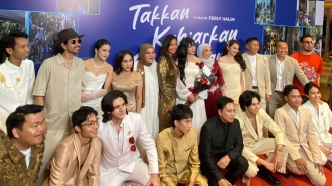 Pemain Film Takkan Kubiarkan Kau Menangis saat konferensi pers di Kuningan, Jakarta Selatan pada Rabu, 15 Juli 2026