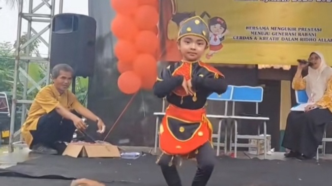 Bikin Candu Warganet, Apa Sih Makna Lagu 'Sakedung Kading' yang Lagi Viral?