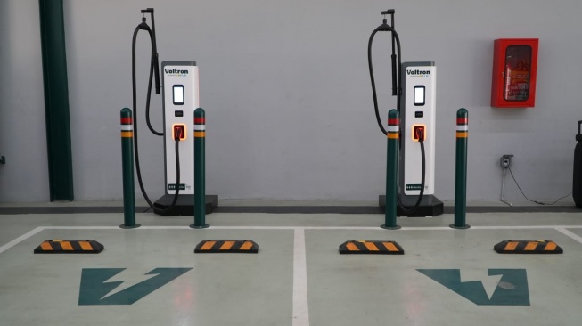 Stasiun pengisian daya kendaraan listrik Voltron's Hub Puri Indah. (Foto: Voltron)