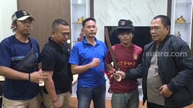Terekam CCTV dan Viral di Medsos, Remaja Pengancam Pakai Golok di Citeureup Diringkus Polisi