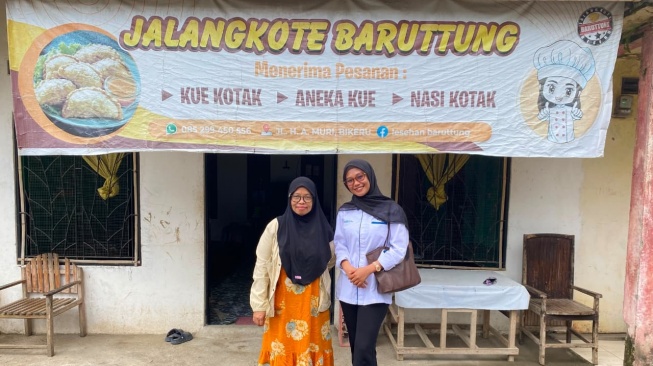 Kiprah Ainun memberikan literasi keuangan bagi masyarakat berawal dari brosur rekrutmen PNM Mekaar yang dibagikan di grup WhatsApp alumni sekolahnya.(Dok: PNM)