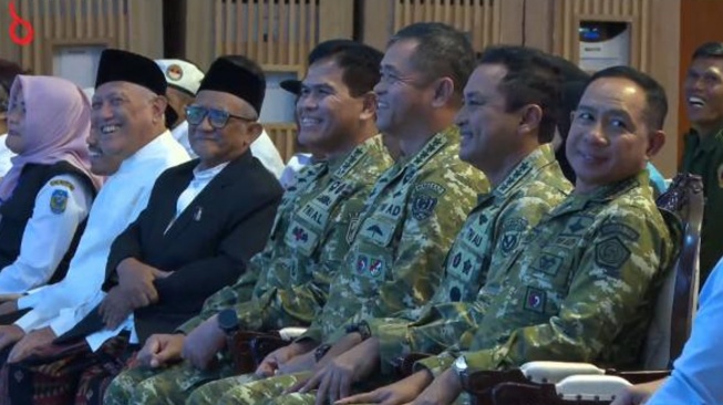 Panglima TNI Jenderal Agus Subiyanto beserta tiga kepala staf tertawa. (tangkap layar)