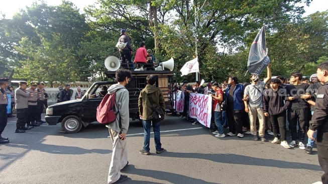 Gagal Tembus Patung Kuda, Massa Aliansi Rakyat Tertahan Barikade Polisi