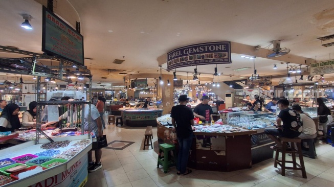 Suasana umum outlet di Gedung Jakarta Gems Center (JGC) Rawa Bening, Jatinegara, Jakarta Timur, Kamis (16/7/2026). (Suara.com/Cornelius Juan Prawira)
