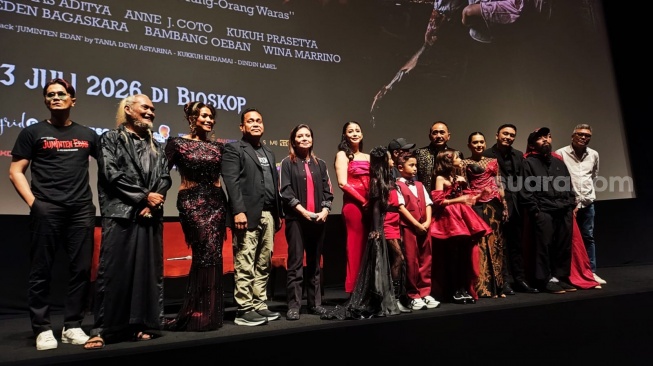 Produser, sutradara, dan para pemain film Juminten Edan usai acara gala premier film tersebut di XXI Epicentrum, Kuningan, Jakarta Selatan, Kamis (17/7/2026). [Ferry Noviandi/Suara.com]