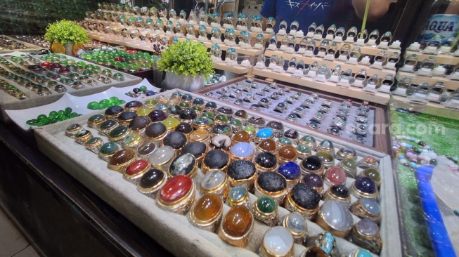 Deretan batu cincin yang dijual di outlet milik Alvin, salah satu penjual batu cincin di Gedung Jakarta Gems Center (JGC) Rawa Bening, Jatinegara, Jakarta Timur, Kamis (16/7/2026). (Suara.com/Cornelius Juan Prawira)