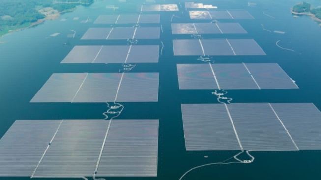 Kajian IESR: Indonesia Punya Potensi 77,8 GW PLTS Terapung, Apa Tantangan Pengembangannya?