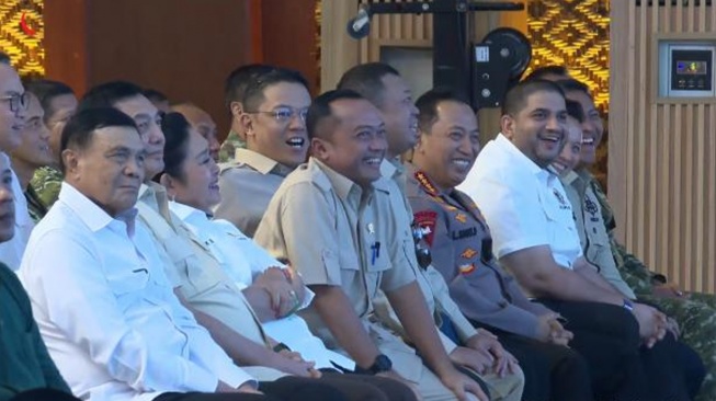 Kapolri Jenderal Listyo Sigit Prabowo, tertawa saat acara Panen Raya TNI di Malang, Jawa Timur. (tangkap layar)