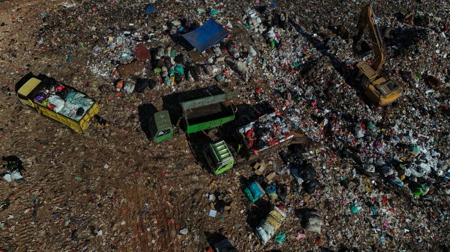 Foto udara pekerja mengoperasikan ekskavator di area Tempat Pembuangan Akhir (TPA) Antang, Makassar, Sulawesi Selatan, Kamis (16/7/2026). [ANTARA FOTO/Hasrul Said/YU]