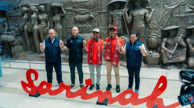Pembalap motor Mario Suryo Aji (kanan, topi merah) dan Veda Ega Pratama (kiri, topi putih bersama mantan pembalap formula Ananda Mikola (sebelah Veda) di Sarinah.(Dok: InJourney)