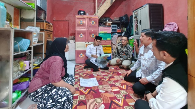 Staf khusus Menteri Sosial Ishaq Zubaedi Raqib, Tenaga Ahli Menteri Fajar WH, Tenaga Ahli Menteri Virgo Sulianto, dan tim PKP melakukan sinkronisasi data dan verifikasi faktual rumah orang tua siswa Sekolah Rakyat, Jumat (17/7/2026). (Dok: Biro Humas Kemensos/M. Saifulloh)