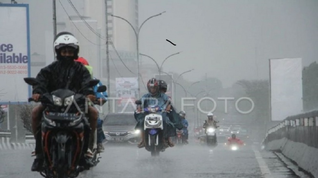 Warga Diminta Waspada! Dinamika Atmosfer Picu Hujan Lebat dan Petir di Sejumlah Kota