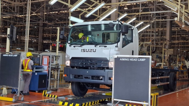 Proses produksi di pabrik Isuzu Karawang. (Foto: SUARA.COM/Manuel Jeghesta)