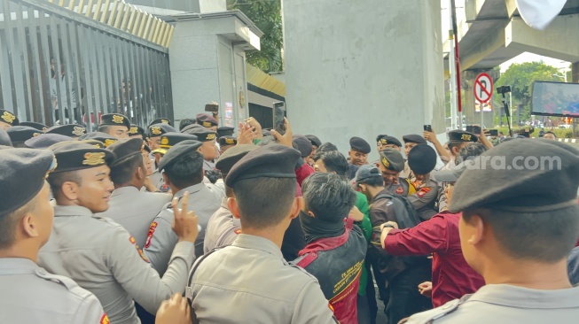 Demo Desak Febrie Adriansyah Diwarnai Aksi Saling Dorong, Mahasiswa Nyaris Pingsan