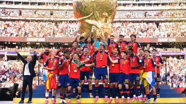 Para pemain Timnas Spanyol mengangkat trofi juara usai menjuarai Piala Dunia 2026 di MetLife Stadium, East Rutherford, New Jersey, Amerika Serikat, Minggu (19/7/2026). [@SEFutbol via X]