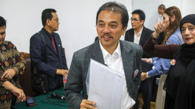 Tersangka kasus dugaan fitnah dan pencemaran nama baik terkait keaslian ijazah Presiden ke-7 RI Joko Widodo, Roy Suryo saat mengikuti sidang pembacaan putusan permohonan praperadilan terkait penetapan tersangka dirinya di Pengadilan Negeri Jakarta Selatan, Jakarta, Senin (20/7/2026). [Suara.com/Alfian Winanto]