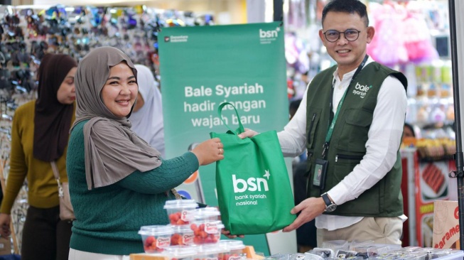 Direktur Network & Retail Funding Bank Syariah Nasional (Bank BSN) Ari Kurniaman memberikan cinderamata pada pelaku Usaha Mikro, Kecil, dan Menengah (UMKM) dalam kegiatan Tanggung Jawab Sosial dan Lingkungan (TJSL) melalui program pemberdayaan UMKM Halal Kaum Berdaya di Bandung, Jawa Barat, Sabtu (1872026). [handout]