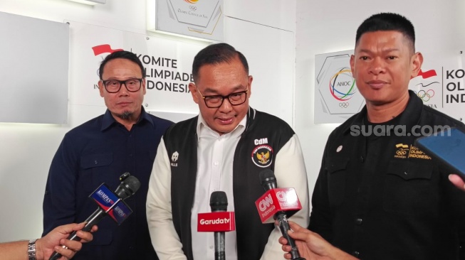 Chef de Mission (CdM) untuk Asian Games 2026, Todotua Pasaribu (tengah) bersama Ketua Komite Olimpiade Indonesia, Raja Sapta Oktohari (kanan), dan Deputi Bidang Peningkatan Prestasi Olahraga Kemenpora, Surono di Kantor Komite Olimpiade Indonesia, Jakarta, Senin (20/7/2026).