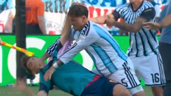 Leandro Paredes mendapat kartu merah usai mencekik pemain Spanyol setelah Argentina kalah 0-1 di final Piala Dunia 2026. Aksinya menuai kecaman. [Dok. FIFA]