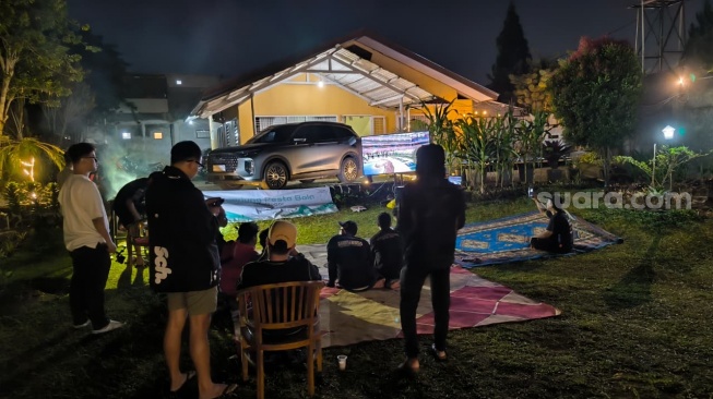 Fitur V2L pada Chery Tiggo 9 CSH digunakan untuk menyalakan perangkat elektronik seperti televisi dan lampu saat camping. [Suara.com/Liberty Jemadu] 