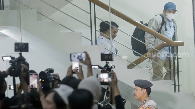 Bupati Lombok Barat Lalu Ahmad Zaini (kanan) tiba untuk menjalani pemeriksaan usai terjaring operasi tangkap tangan (OTT) di Gedung KPK, Jakarta, Senin (20/7/2026). [Suara.com/Alfian Winanto]