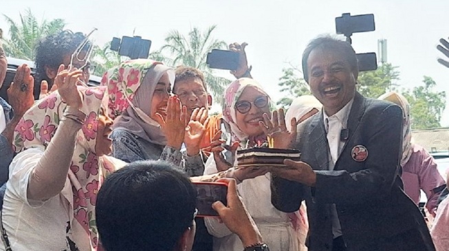 Roy Suryo Rayakan Ultah di Pengadilan, Potongan Kue Brownies Pertama Diberikan ke Eks Wakapolri