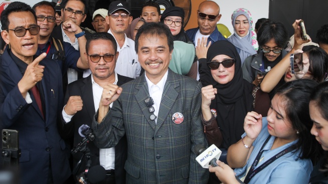Tersangka kasus dugaan fitnah dan pencemaran nama baik terkait keaslian ijazah Presiden ke-7 RI Joko Widodo, Roy Suryo (tengah) bersama pendukungnya usai mengikuti sidang pembacaan putusan permohonan praperadilan terkait penetapan tersangka dirinya di Pengadilan Negeri Jakarta Selatan, Jakarta, Senin (20/7/2026). [Suara.com/Alfian Winanto]
