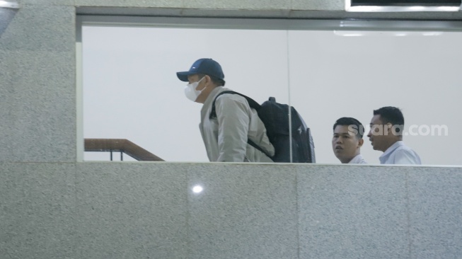 Bupati Lombok Barat Lalu Ahmad Zaini (kiri) tiba untuk menjalani pemeriksaan usai terjaring operasi tangkap tangan (OTT) di Gedung KPK, Jakarta, Senin (20/7/2026). [Suara.com/Alfian Winanto]