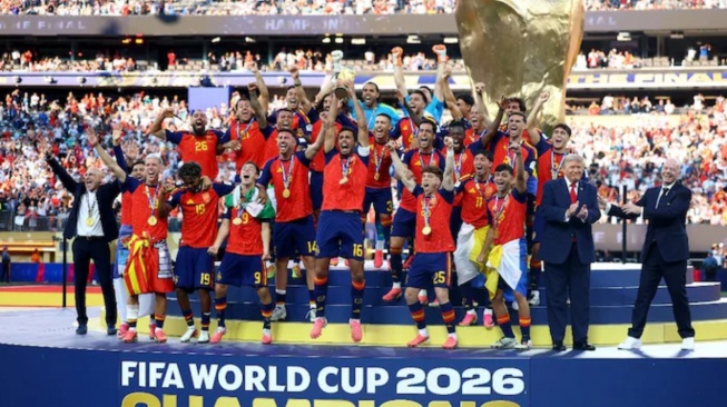 Donald Trump menjadi sorotan usai tetap berada di podium saat Spanyol mengangkat trofi Piala Dunia 2026. Gianni Infantino disebut sempat membujuknya turun. [Dok. FIFA]