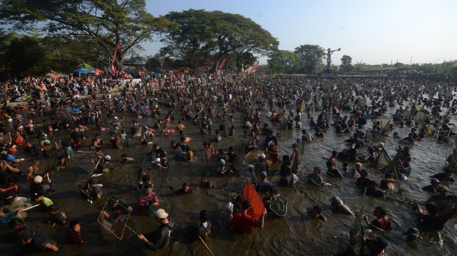 Sejumlah warga turun kedalam kolam untuk menangkap ikan saat Festival Memet Ikan 2026 di Gemblegan, Kalikotes, Klaten, Jawa Tengah, Minggu (19/7/2026). [ANTARA FOTO/Aloysius Jarot Nugroho/hma]
