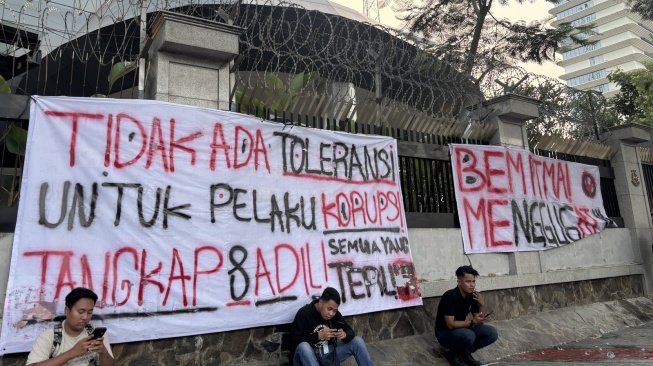 Aksi demonstrasi di depan Kejaksaan Agung, Senin (20/7/2026). [Suara.com/Faqih]