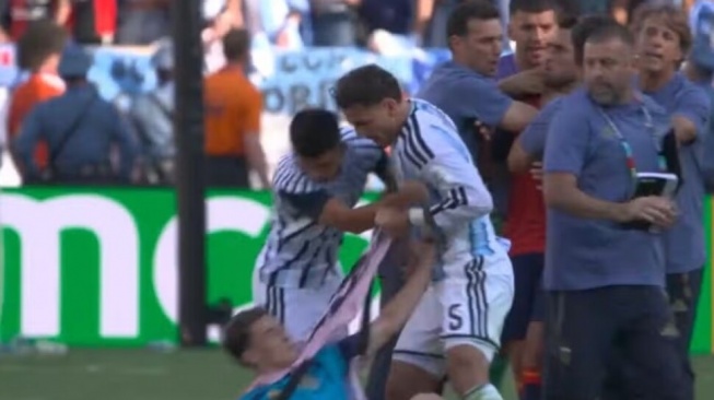 Insiden terjadi sesaat setelah peluit panjang dibunyikan, menyusul kemenangan Spanyol 1-0 lewat gol Ferran Torres di babak extra time.