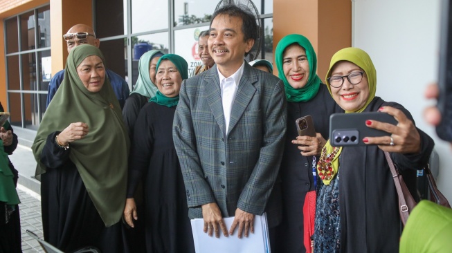 Tersangka kasus dugaan fitnah dan pencemaran nama baik terkait keaslian ijazah Presiden ke-7 RI Joko Widodo, Roy Suryo (tengah) bersama pendukungnya usai mengikuti sidang pembacaan putusan permohonan praperadilan terkait penetapan tersangka dirinya di Pengadilan Negeri Jakarta Selatan, Jakarta, Senin (20/7/2026). [Suara.com/Alfian Winanto]