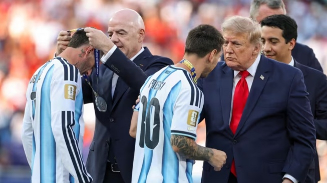 Momen Cristian Romero Tak Salami Donald Trump Saat Pengalungan Medali Piala Dunia 2026