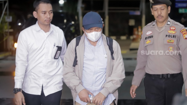 Bupati Lombok Barat Lalu Ahmad Zaini (tengah) tiba untuk menjalani pemeriksaan usai terjaring operasi tangkap tangan (OTT) di Gedung KPK, Jakarta, Senin (20/7/2026). [Suara.com/Alfian Winanto]