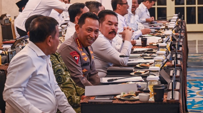 Kapolri Jenderal Polisi Listyo Sigit Prabowo (kedua kiri) bersama Jaksa Agung ST Burhanuddin (ketiga kiri) bersiap mengikuti Sidang Kabinet Paripurna di Kantor Presiden, Istana Negara, Jakarta, Senin (20/7/2026). [ANTARA FOTO/Galih Pradipta/nz]