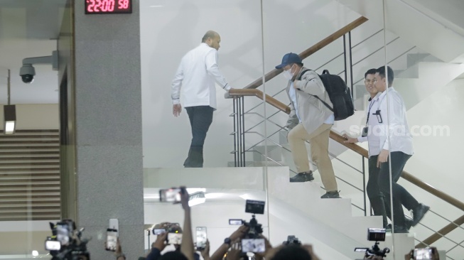 Bupati Lombok Barat Lalu Ahmad Zaini (tengah) tiba untuk menjalani pemeriksaan usai terjaring operasi tangkap tangan (OTT) di Gedung KPK, Jakarta, Senin (20/7/2026). [Suara.com/Alfian Winanto]