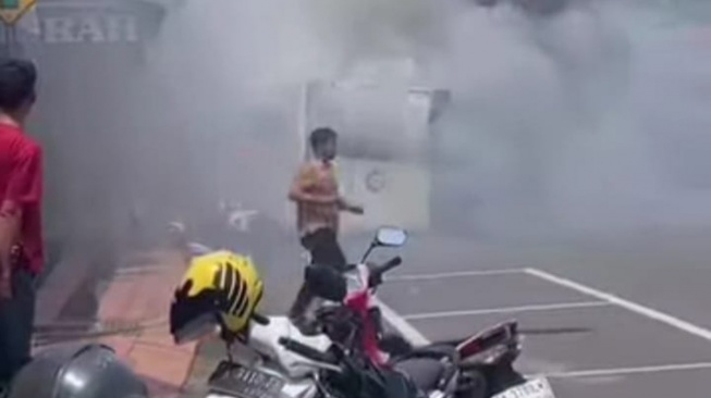 Mobil Pengangkut UPS PLN Terbakar di Pariaman, Tabrak Mobil dan Motor