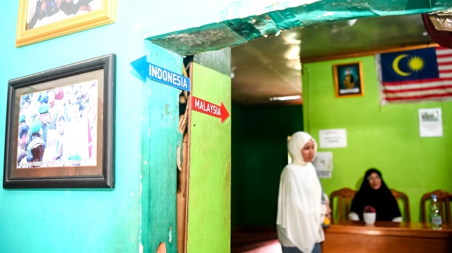 Sejumlah warga Nunukan berkunjung ke rumah simbolisasi perbatasan Indonesia-Malaysia di Desa Aji Kuning, Kecamatan Sebatik Tengah, Kabupaten Nunukan, Kalimantan Utara, Minggu (19/7/2026). [ANTARA FOTO/M Risyal Hidayat/wsj]